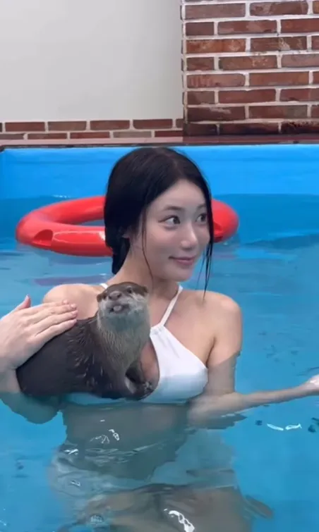 金敏京被水獺伸魔爪。翻攝金敏京IG