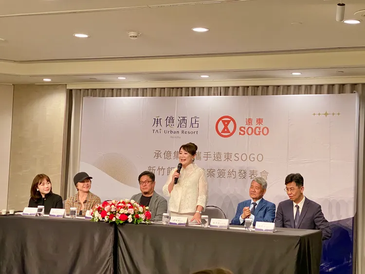 SOGO百貨董事長黃晴雯（右起3）表示，巨城購物中心如今每年創造163億元業績。莊偉祺攝