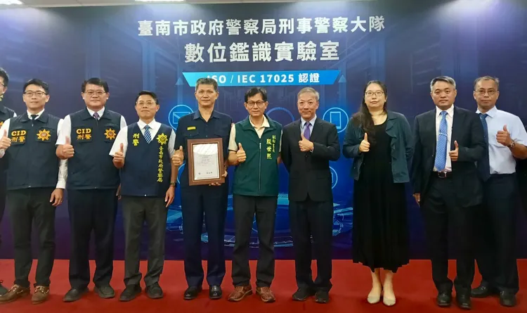 「數位鑑識實驗室」4月通過ISO／IEC 17025認證，年處理約700案件。台南市警局提供