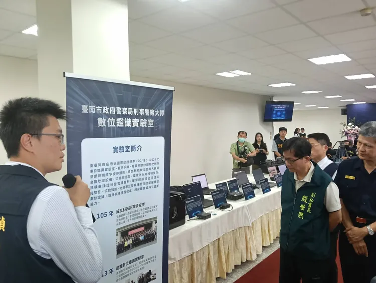 「數位鑑識實驗室」授證典禮現場，展示多項科技設備儀器。台南市警局提供