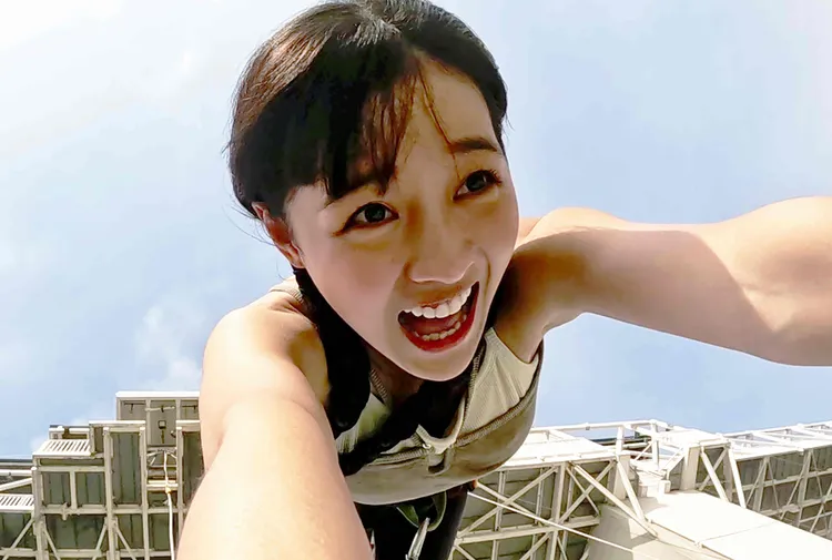 籃籃挑戰高難度高空彈跳。公視台語台提供