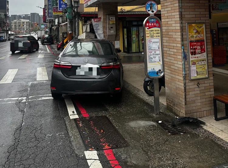 一名年約30歲男子撞上路邊賓士車後，又接著撞斷瓦斯管線。翻攝照片