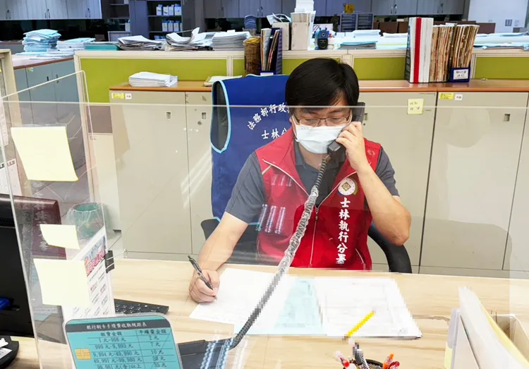 行政執行署士林分署人員與許男有效溝通後，許男立刻繳清60萬元罰款，帳戶立刻解凍。士林分署提供