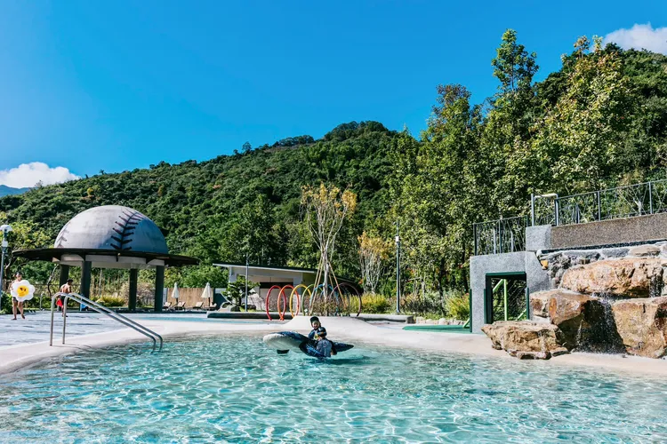 紅葉谷溫泉戲水區依山而建，結合童趣造景與豐富設施，打造出適合全齡共享的親水場域。雲朗觀光提供