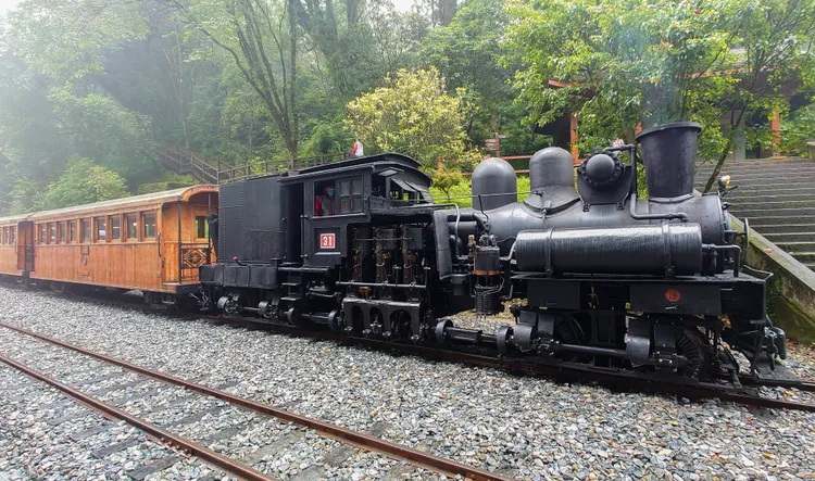 阿里山森林鐵道蒸汽專列福森號專車使用百年蒸汽火車頭與檜木車廂。阿里山賓館提供