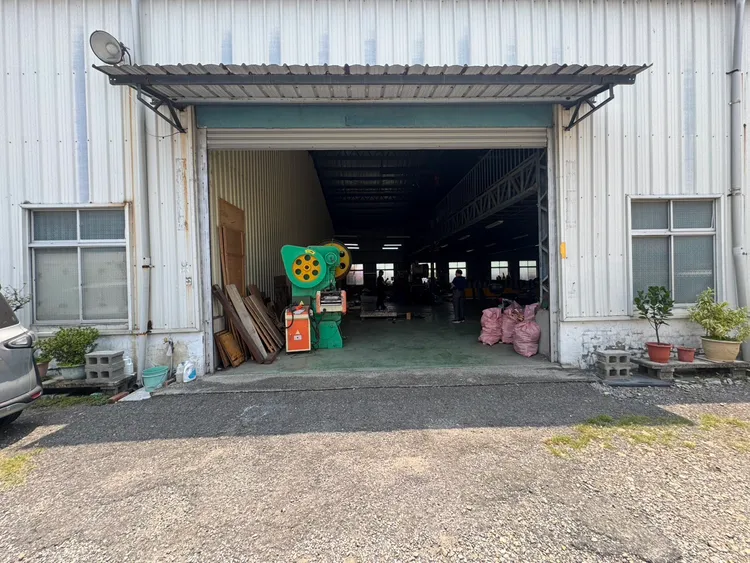 高雄市湖內區一處組合棧板工廠發生離奇意外。翻攝照片