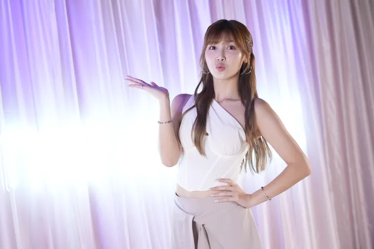 草莓外型亮眼，深受憲哥疼愛。彭欣偉攝