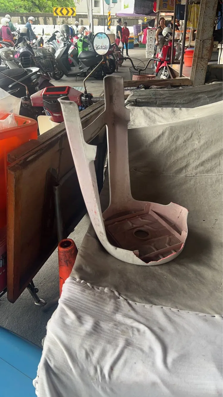 吳姓魚販持塑膠椅砸傷孔姓魚販。翻攝畫面