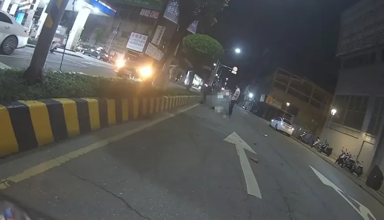 婦人在路口遭撞飛。翻攝畫面