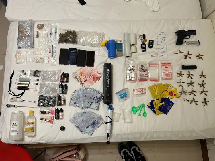 查獲大批毒品及槍械子彈。警方提供