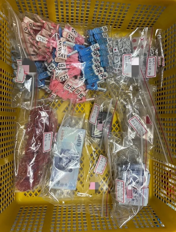 高雄警方突擊流動賭場，起獲賭資、抽頭金及天九牌、骰子一批等證物。翻攝畫面