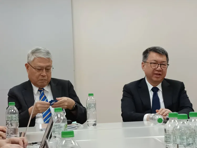 南僑(1702)投控今召開股東會，會後召開記者會，圖右為副董事長陳正文，圖左為南僑總裁李勘文。許麗珍攝