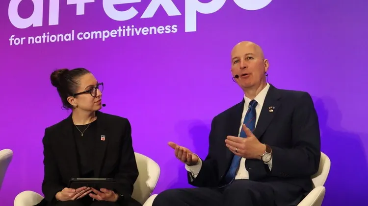 美國聯邦參議員芮基茲（右）4月中旬率團訪台，3日在AI論壇上分享對台灣戰備的觀察。中央社