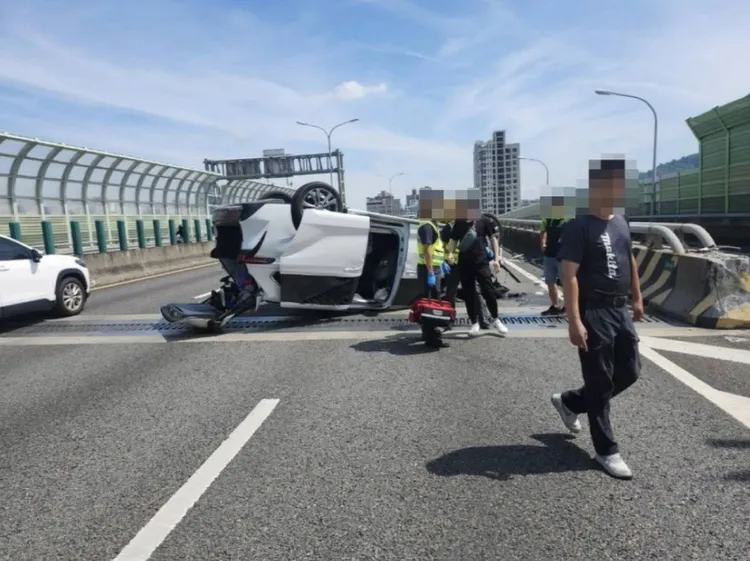 休旅車自撞匝道口分隔島後翻覆。民眾提供