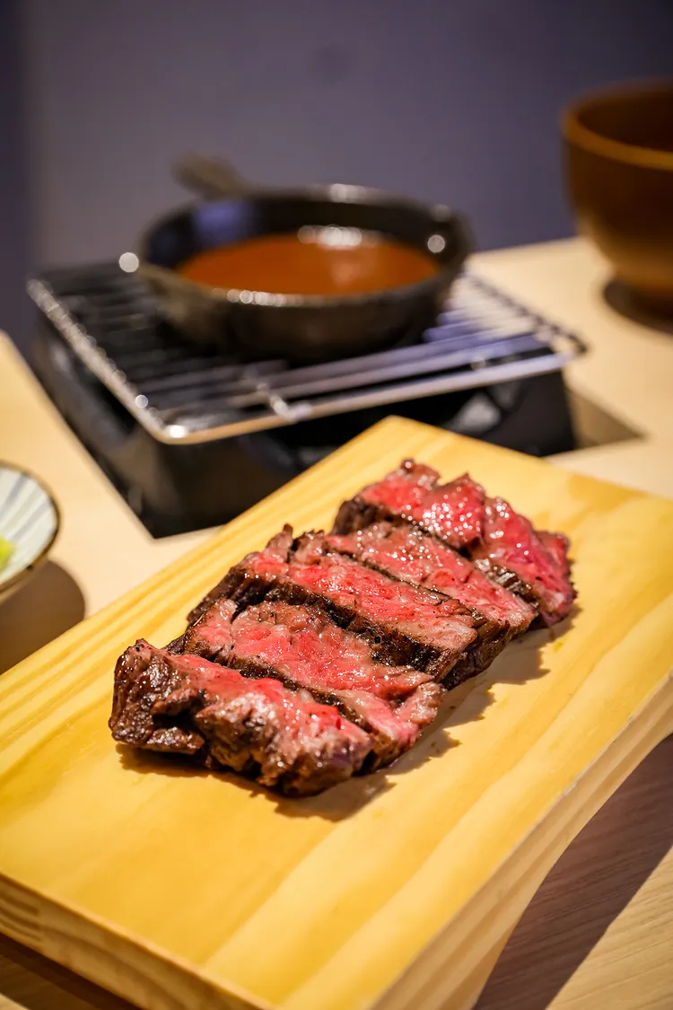 牛腹最精華部位的炭火牛橫膈膜排。業者提供