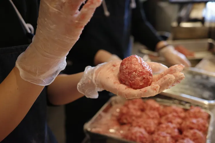 手工現打漢堡排。業者提供