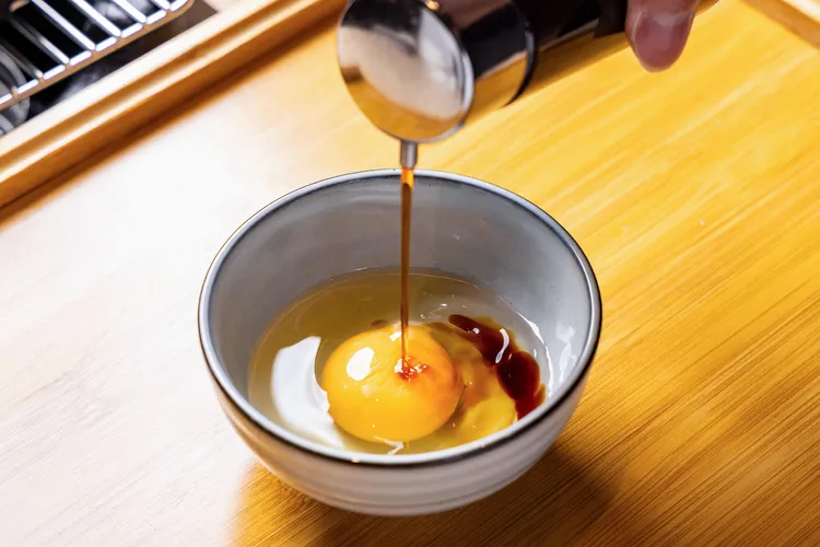 「大武山牧場」生食級雞蛋，淋上「漢堡排 嘉」秘製高湯醬油。業者提供