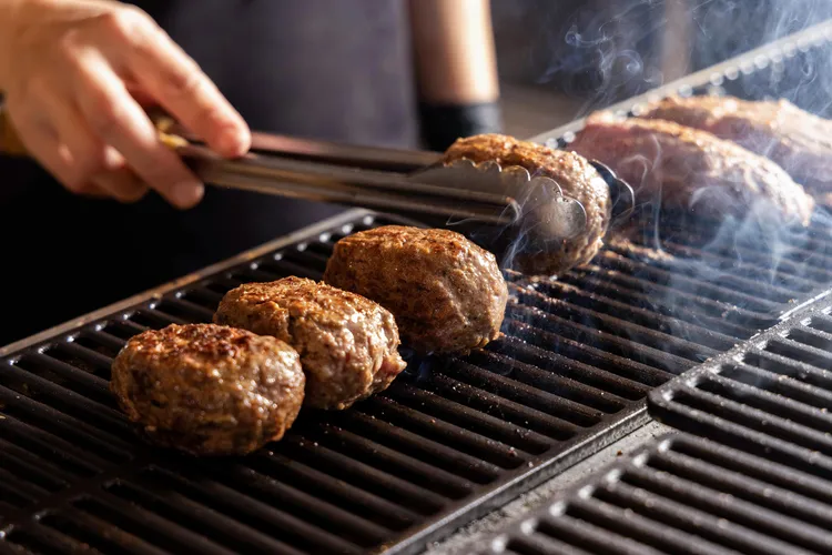 職人專業掌控300度的炭火燒烤漢堡排。業者提供