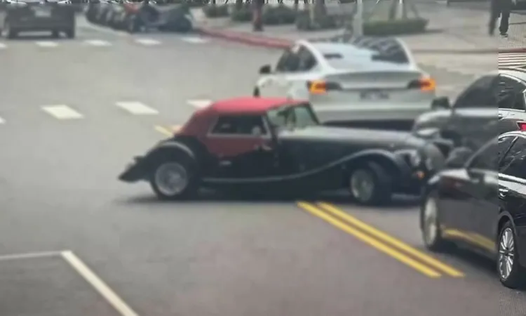 Morgan Plus Four撞進車陣。警方提供