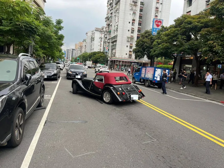 Morgan Plus Four失控打滑。警方提供