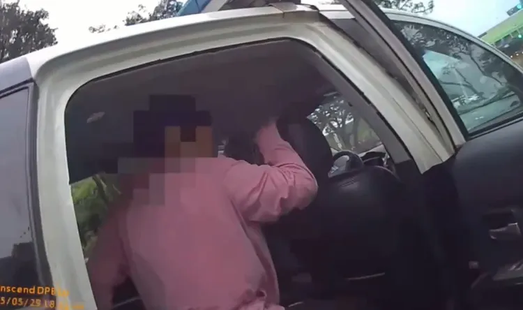 女車手被警方帶回。警方提供