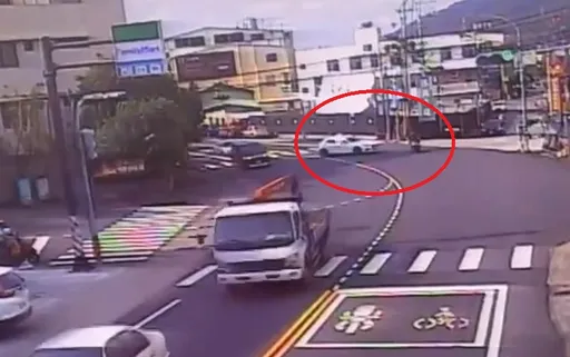 汽车左转疑未让直行车　苗栗机车骑士衰撞电杆