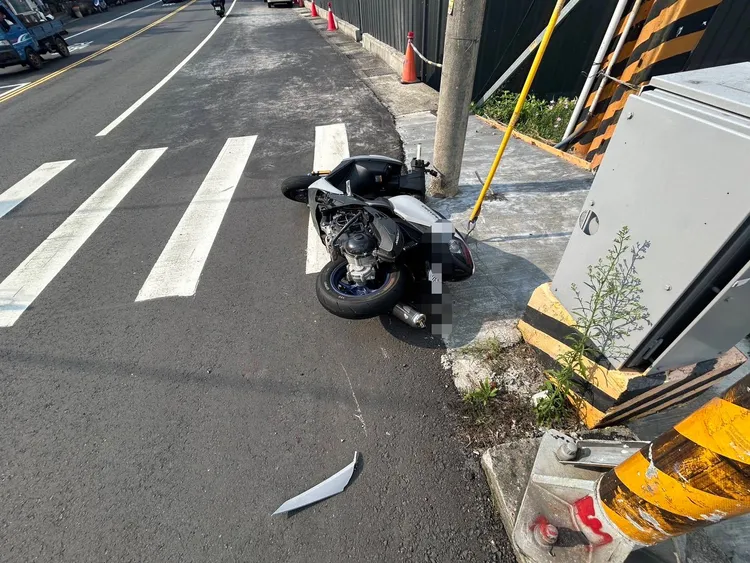 鐘男失控撞上路邊電桿，機車受損，所幸自己只受到輕傷。民眾提供