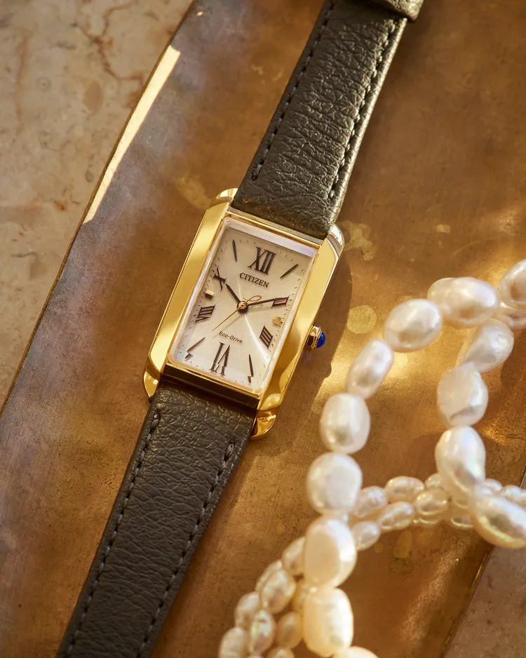 CITIZEN L新款方形錶以黑色小牛皮錶帶襯托出金色海灘般的錶盤與金色錶殼。品牌提供