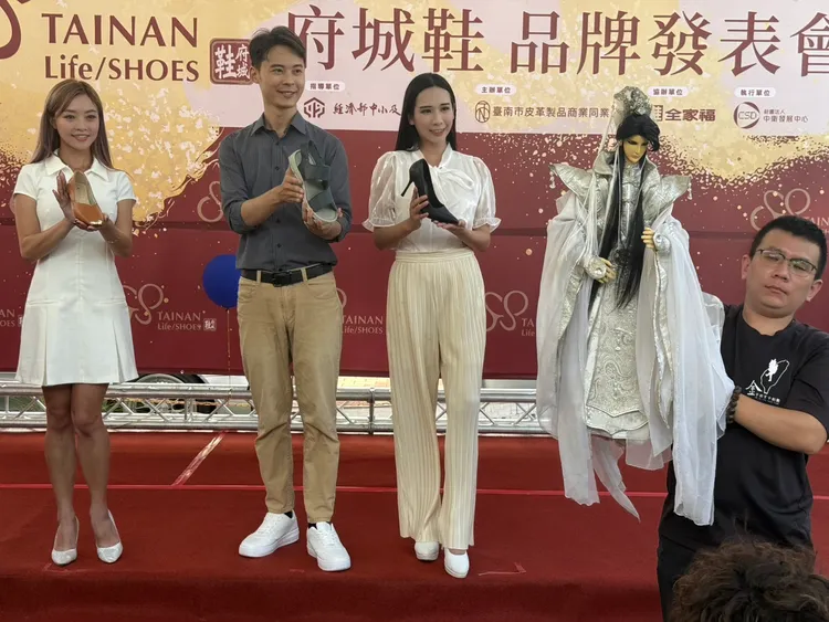 模特兒展示「府城鞋」款式，一共會有60款在全家福通路販售。莊曜聰攝