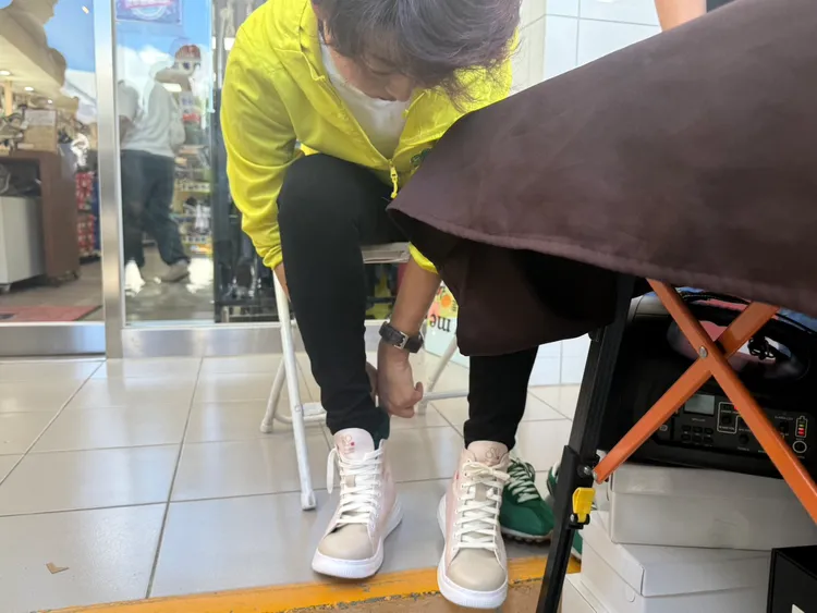 立委陳亭妃試穿後直呼「好舒服」，將在立院推廣。莊曜聰攝