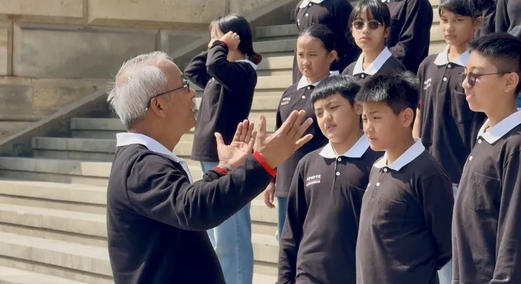 馬彼得為原聲童聲合唱團創辦人與指揮，原為體育老師的他，為照顧部落孩童，成立合唱團，望藉團體活動與教育翻轉偏鄉學子未來。圖為馬彼得攜學生在柏林御林廣場快閃演唱。 中央社