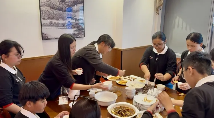 巡演期間，原聲童聲合唱團學生每次在外用餐完畢都會把餐桌整理得一塵不染，這些日常生活中的細節，是原聲重視的品格與生活教育的一環。 中央社