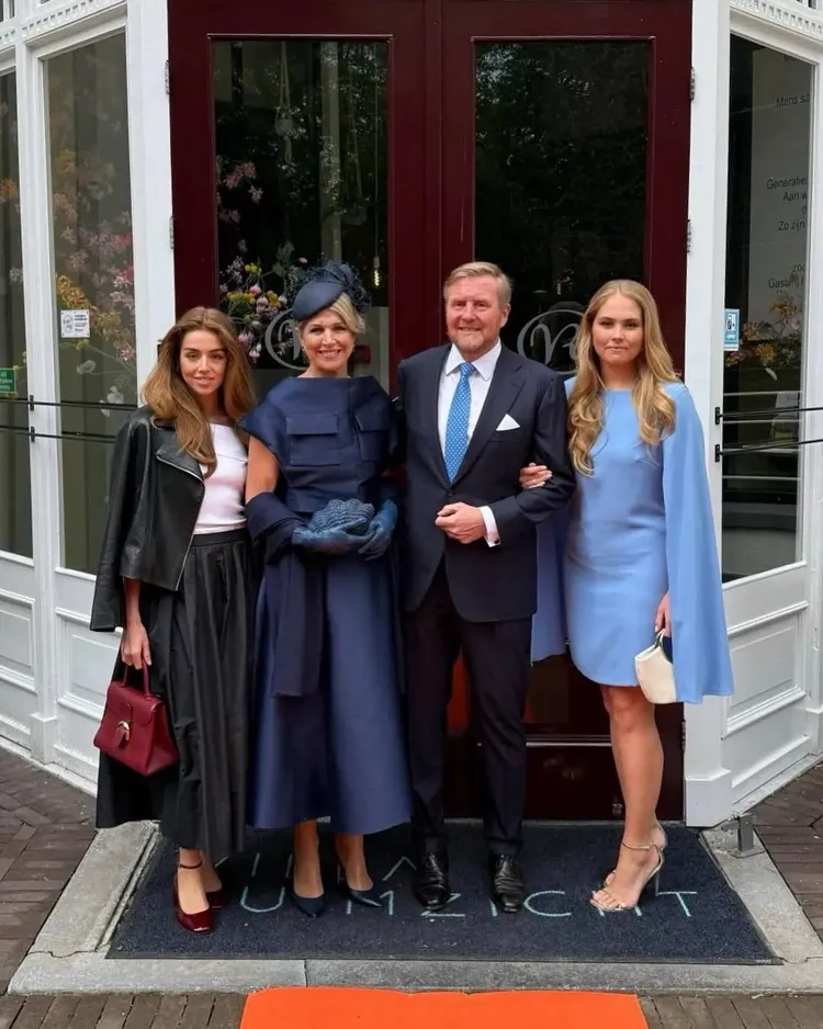 荷蘭公主亞歷克西婭（左）手拎Delvaux Brillant手袋。翻攝koninklijkhuis IG