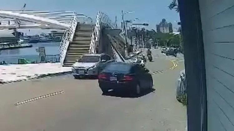 女大生騎車自摔，滑向對向車道撞到轎車，重傷住院。翻攝畫面