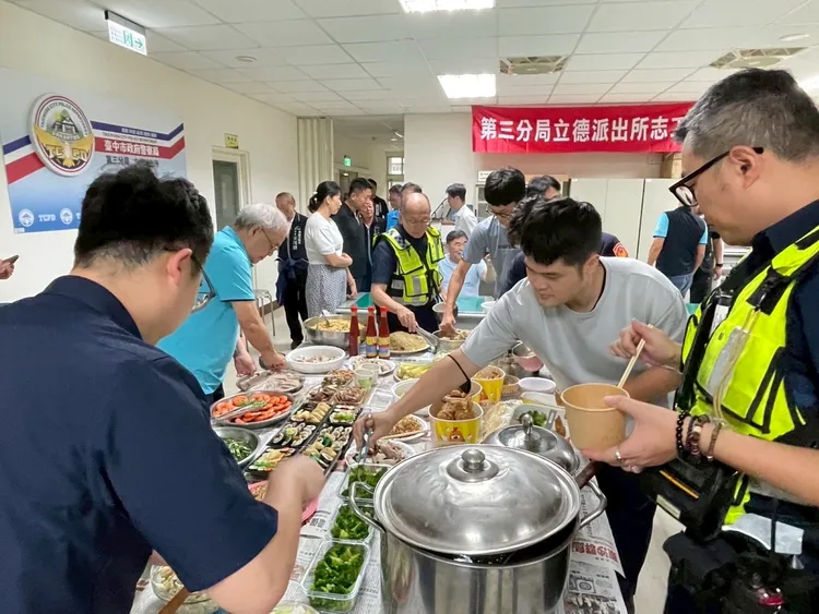 警察節前夕，立德志工分隊準備美食慰勞上班同仁。翻攝畫面