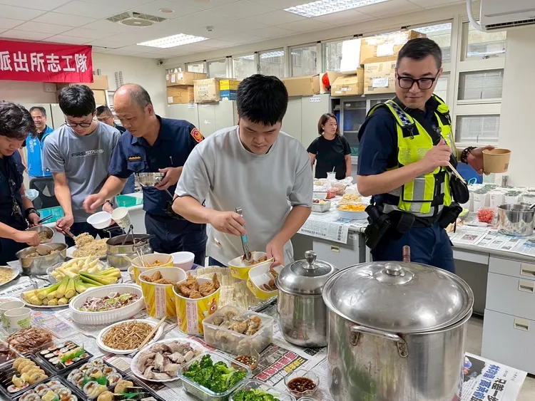 警察節前夕，立德志工分隊準備美食慰勞上班同仁。翻攝畫面