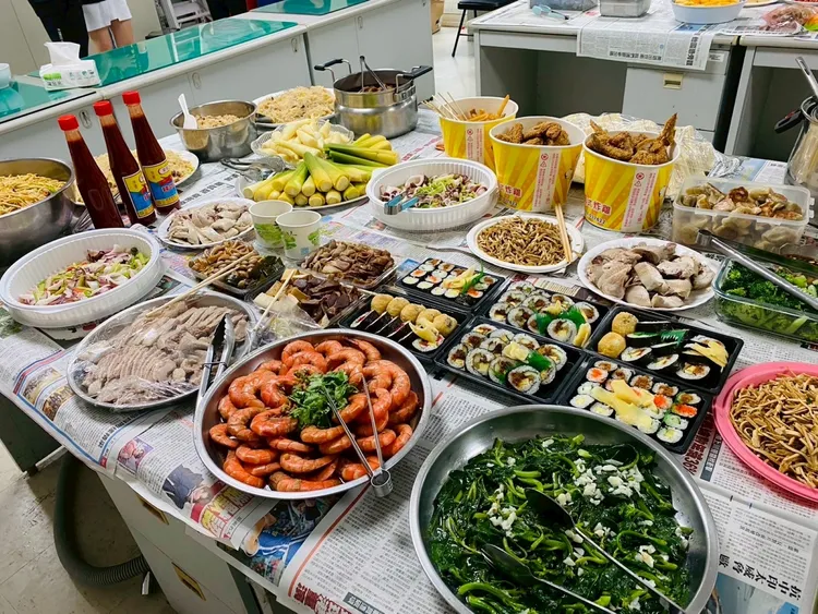 警察節前夕，立德志工分隊準備美食慰勞上班同仁。翻攝畫面