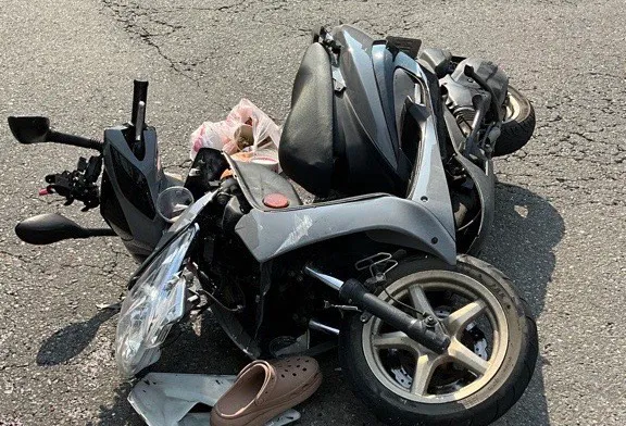 機車被撞得幾乎散架。翻攝畫面