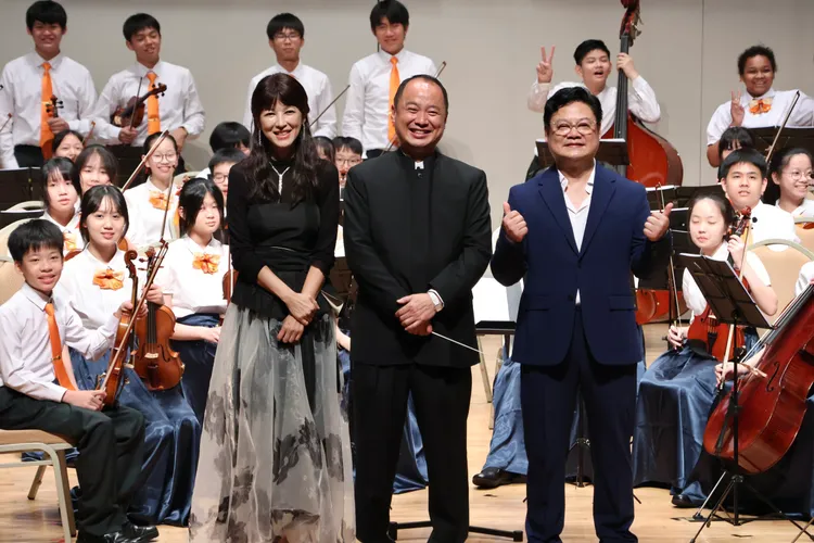 季忠平、陳明真下午彩排時與指揮家許家銘、鋼琴家郭宗翰、敦化國中弦樂團同台演出。莊宗達攝