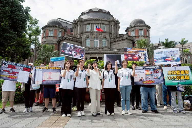 立法委員黃國昌板橋區主任林子宇（左起）、立法委員黃國昌三重蘆洲區主任周曉芸 、民眾黨新聞部主任吳怡萱、立法委員黃國昌汐止金山萬里區主任陳語倢、立法委員黃國昌中和永和區主任陳怡君。民眾黨提供