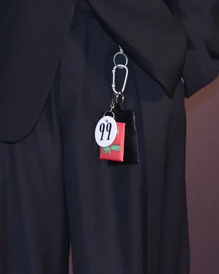 someshiit山姆秀出幸運物，有最愛樂團的小物，還有爸爸求來的平安符，以及最愛的動漫《獵人》主角號碼。莊宗達攝