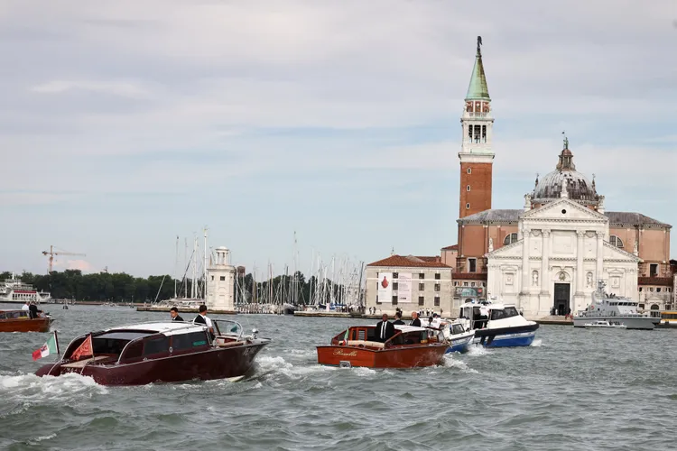 200名賓客搭乘水上計程車前往儀式會場。