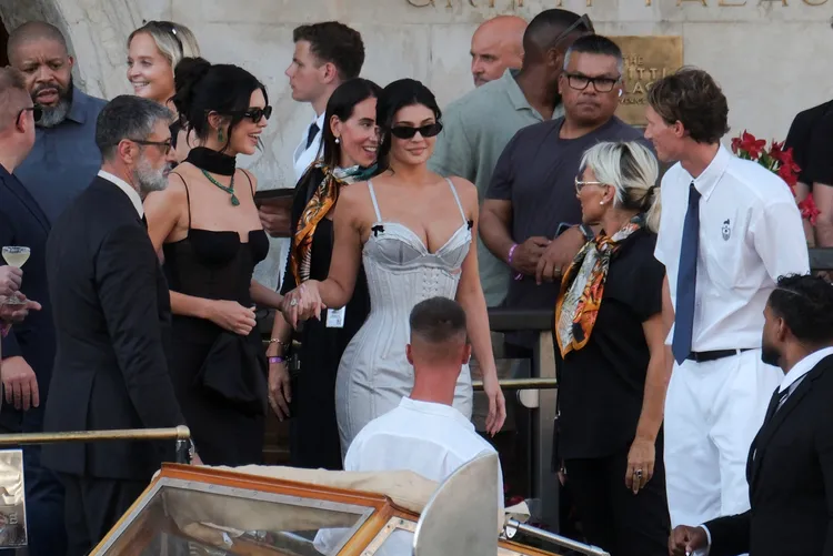 凱莉傑納（中）與姊姊肯黛兒（左二）也性感赴會。路透