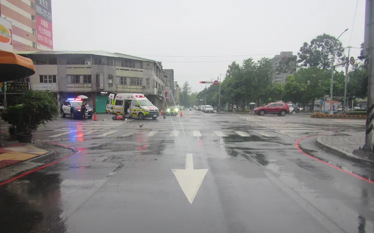 2輛機車行經台中市南區建成路時，疑因變換車道不慎發生擦撞，造成1死1傷。民眾提供