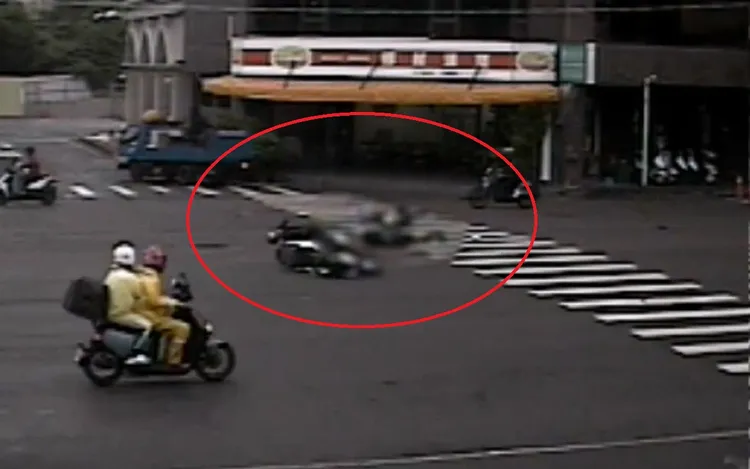 2輛機車疑因變換車道不當碰撞倒地。民眾提供