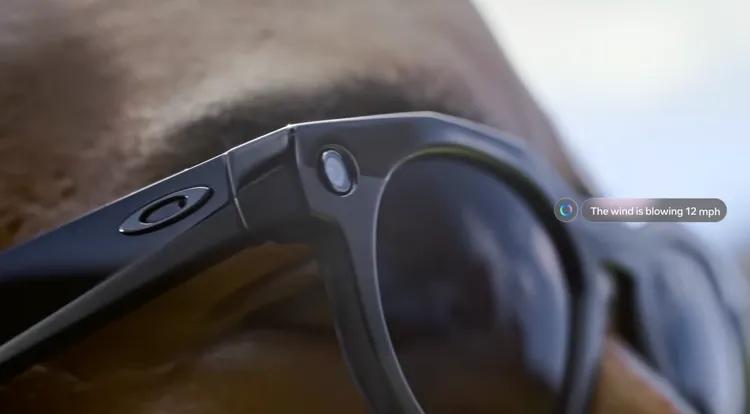 使用Oakley Meta HSTN以聲控方式取得回答、播放清單等內容。Meta官網