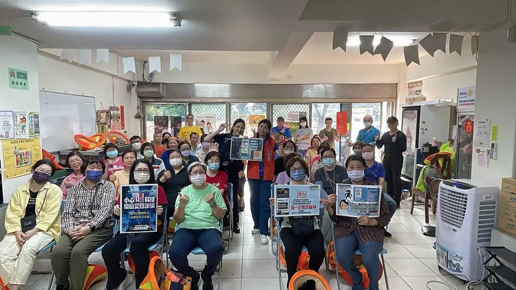 桃園分局各派出所主動走入各里辦公處辦理活動場合，講解各類詐騙手法。警方提供