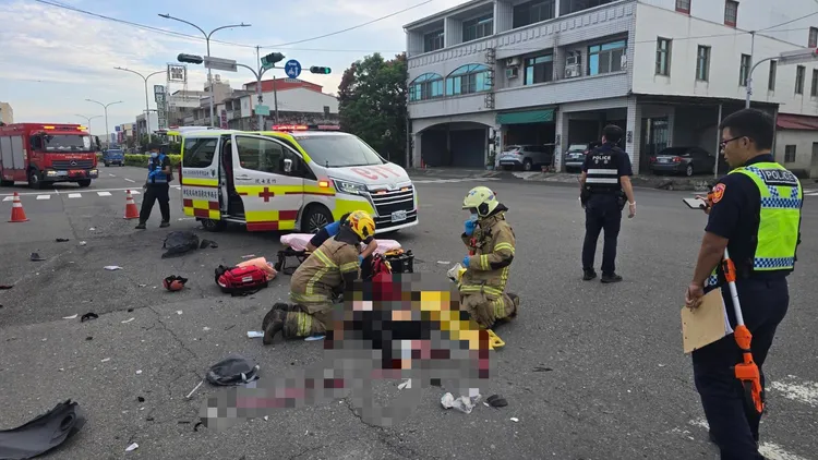 撞擊力道之大，一人當場噴飛、一人連人帶車卡在休旅車頭。民眾提供