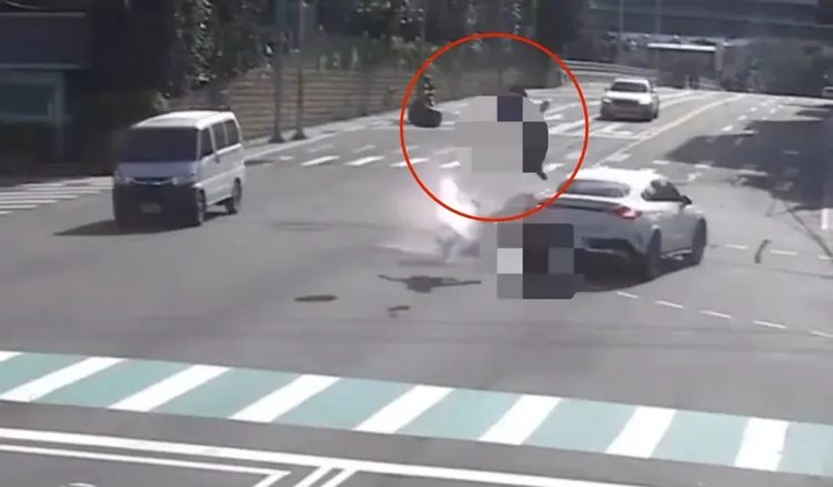 賓士車直行猛撞左轉重機，騎士噴飛，機車也斷成兩截，可見撞擊力之猛。翻攝畫面