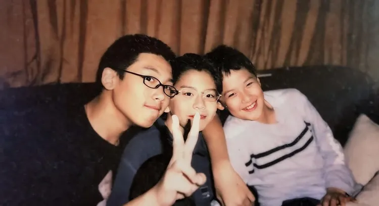 柯震東PO出和王大陸（中）及哥哥柯家洋的兒時合照。翻攝柯震東IG